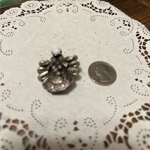 Signed Jane Angel Brooch Pin Silver Tone Leaf Design Jewelry. Vintage. - Picture 6 of 6